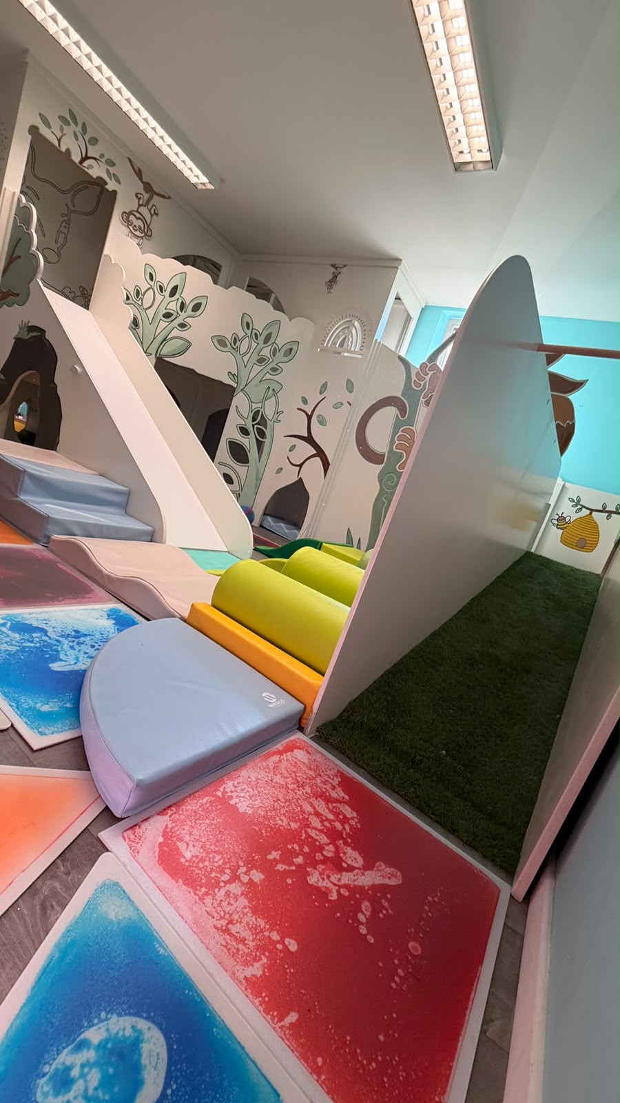 Coin détente avec tapis et modules en mousse