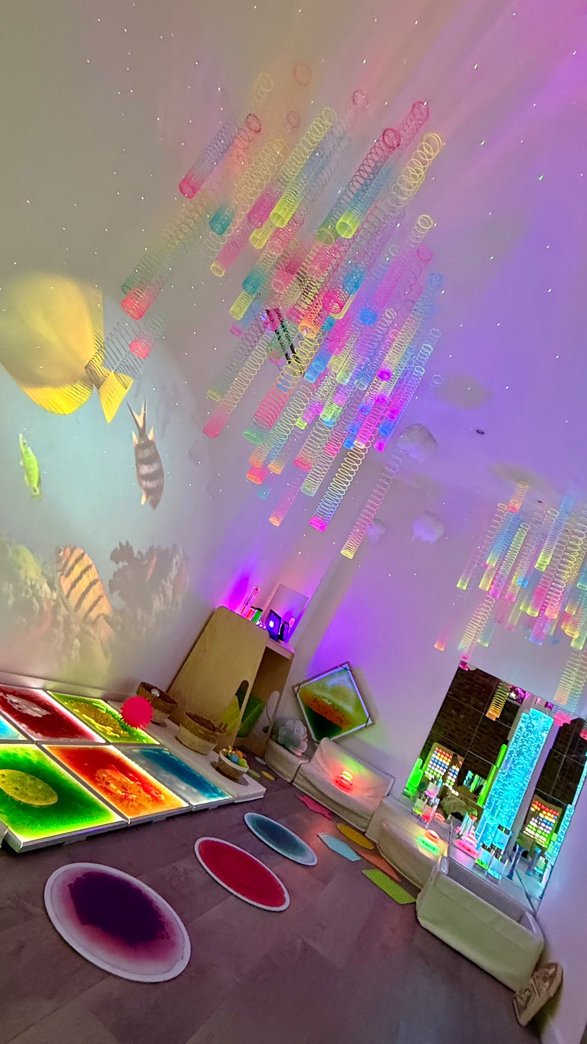 Enfant explorant les tubes sensoriels