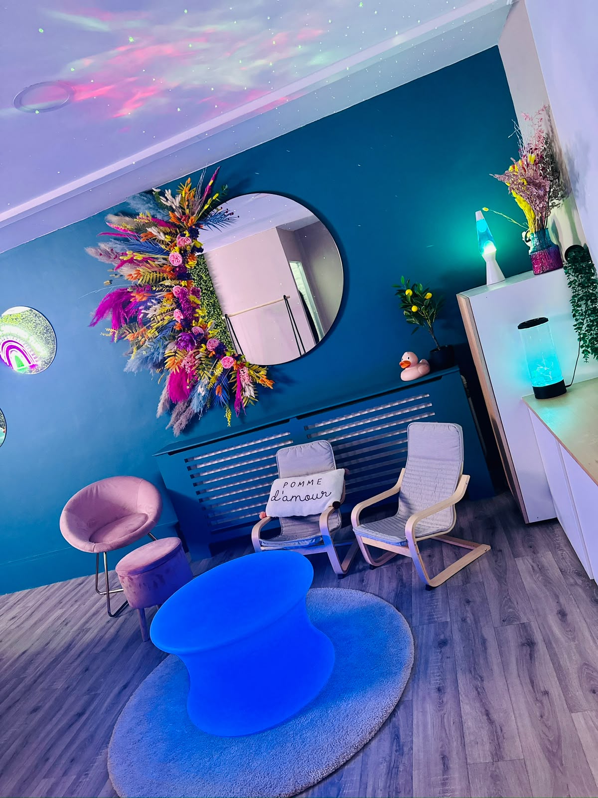 Coin détente avec fauteuils et table lumineuse