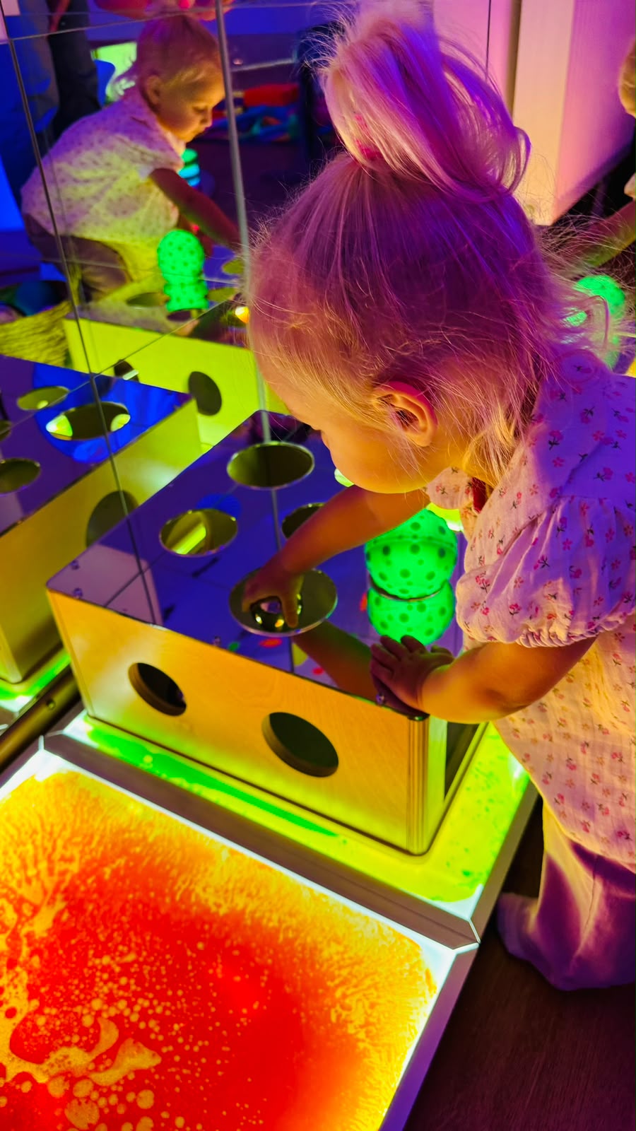 Enfant construisant avec des briques lumineuses
